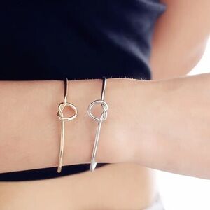 ❤️ Silver knot bracelet! It is new and comes in a beautiful velvet bag!